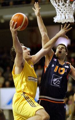 Jovo Stanojevic (ALBA, li.) - Korbleger gegen Fabien Dubos (Gravelines DK) Basketball EC 3 Herren ULEB Cup 2004 2005, ALBA Berlin - BCM Gravelines Dunkerque 94:92 n. V., Dünkirchen Gruppe Berlin Dynamik,