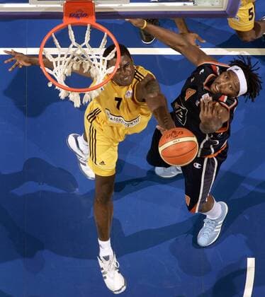 Michael Wright (ALBA, li.) gegen Kzell Wesson (Gravelines DK) Basketball EC 3 Herren ULEB Cup 2004 2005, ALBA Berlin - BCM Gravelines Dunkerque 94:92 n. V., Dünkirchen Gruppe Berlin Dynamik,