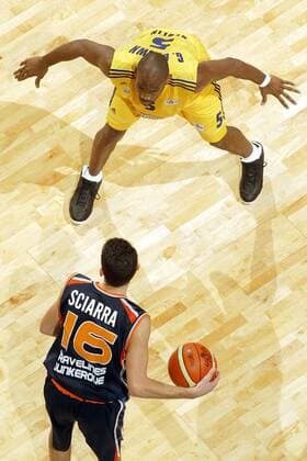 Gerald Brown (ALBA, oben) und Laurent Sciarra (Gravelines DK) stehen sich gegenüber Basketball EC 3 Herren ULEB Cup 2004 2005, ALBA Berlin - BCM Gravelines Dunkerque 94:92 n. V., Dünkirchen Gruppe Berlin