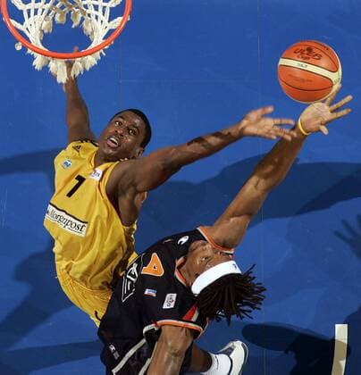 Michael Wright (ALBA, li.) und Kzell Wesson (Gravelines DK) gehen zum Rebound Basketball EC 3 Herren ULEB Cup 2004 2005, ALBA Berlin - BCM Gravelines Dunkerque 94:92 n. V., Dünkirchen Gruppe Berlin Dynamik,
