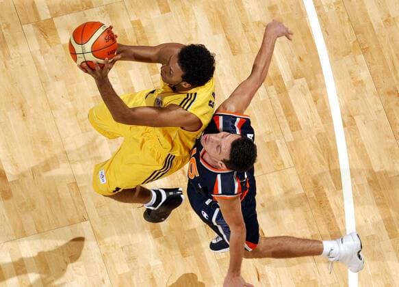 Stefano Garris (ALBA, li.) gegen Laurent Sciarra (Gravelines DK) Basketball EC 3 Herren ULEB Cup 2004 2005, ALBA Berlin - BCM Gravelines Dunkerque 94:92 n. V., Dünkirchen Gruppe Berlin Dynamik,