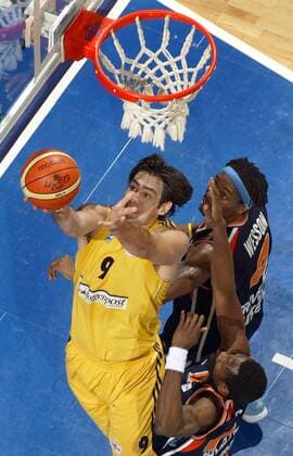 Jovo Stanojevic (ALBA, li.) gegen Kzell Wesson (re.) und Tahirou Sani (Gravelines DK) Basketball EC 3 Herren ULEB Cup 2004 2005, ALBA Berlin - BCM Gravelines Dunkerque 94:92 n. V., Dünkirchen Gruppe Berlin Dynamik,