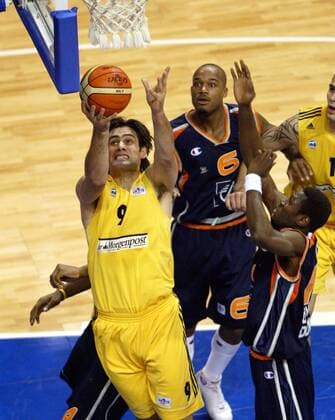 Jovo Stanojevic (ALBA, li.) - Korbleger gegen Tahirou Sani (Gravelines DK) Basketball EC 3 Herren ULEB Cup 2004 2005, ALBA Berlin - BCM Gravelines Dunkerque 94:92 n. V., Dünkirchen Gruppe Berlin Dynamik,