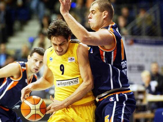 Jovo Stanojevic (ALBA, li.) gegen Kordian Korytek (Gravelines DK) Basketball EC 3 Herren ULEB Cup 2004 2005, ALBA Berlin - BCM Gravelines Dunkerque 94:92 n. V., Dünkirchen Gruppe Berlin