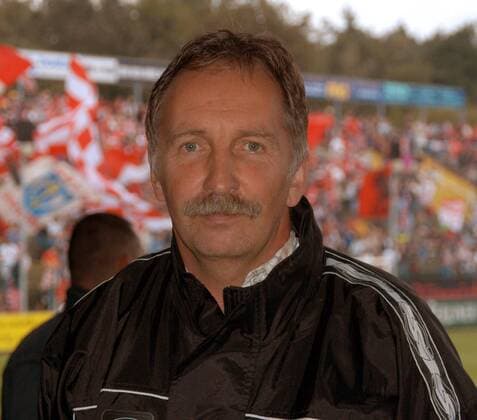 Sportlicher Leiter Lothar Hamann (Union) nachdenklich Fußball Herren Regionalliga Nord 2004 2005, 3. Liga, 1.FC Union Berlin Porträt Berlin Nachdenklichkeit,