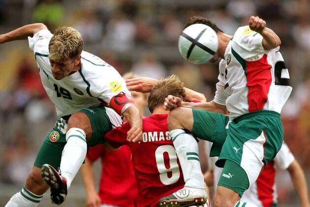 Stilian Petrov (li.) und Ilian Stoianov (beide Bulgarien, re.) gegen Jon Dahl Tomasson (Dänemark) Fußball EM Herren Euro 2004, Europameisterschaft, Nationalmannschaft, Nationalteam, Nationaltrikot, Länderspiel Gruppe pan6342 Braga Kampf,  