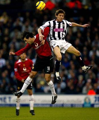 Ruud van Nistelrooy (Manchester United, li.) gegen Zoltan Gera (West Brom) Fußball Herren English Premier League 2004 2005, 1. Englische Liga, West Bromwich Albion - Manchester United, ManU Gruppe Bromwich Dynamik, Höhe,