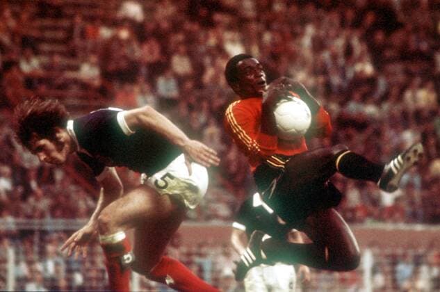 Torwart Muamba Kazadi (re., Zaire) sichert den Ball vor James Holton (Schottland) Fußball WM Herren Weltmeisterschaft 1974, Länderspiel, Gruppe 2, Nationalmannschaft, Nationalteam, Nationaltrikot Gruppe Dortmund Dynamik,