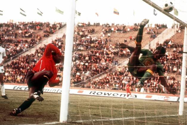 Torwart Muamba Kazadi (li.) und Ilunga Mwepu (beide Zaire) können das Gegentor nicht verhindern Fußball WM Herren Weltmeisterschaft 1974, Länderspiel, Gruppe 2, Nationalmannschaft, Nationalteam, Nationaltrikot Gruppe Gelsenkirchen Dynamik,