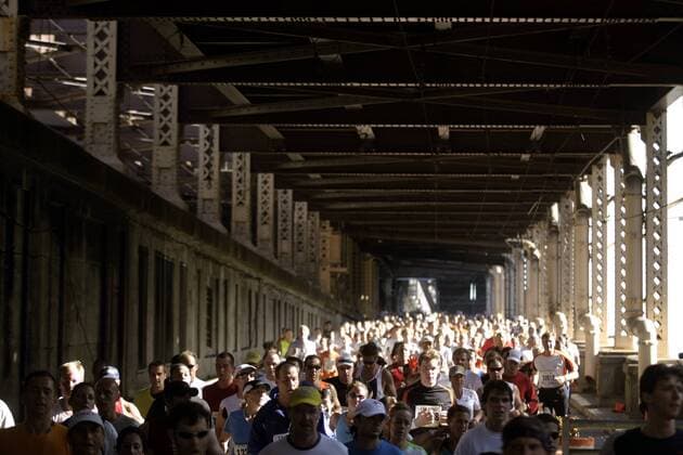 Die Teilnehmermassen des New York City Marathons 2004 strömen über die Queensboro Bridge Leichtathletik New York City Marathon 2004, Stadtmarathon, Citymarathon, Marathonlauf, Langstrecke, Straßenlauf Totale New York City Masse,