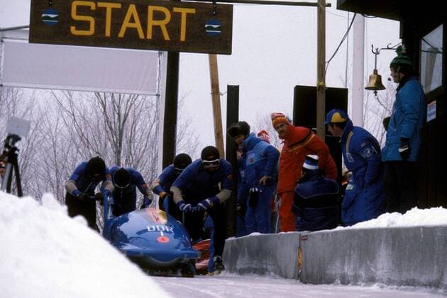 Meinhard Nehmer, Bogdan Musiol, Bernhard Germeshausen und Hans Jürgen Gerhardt (DDR 1) - Start Bobsport OS Winter Olympische Winterspiele 1980, Olympia, Olympiade, Spiele, Bob, Viererbob, Vierer, 4er, 4 er, Vdia Totale Lake Placid Dynamik,