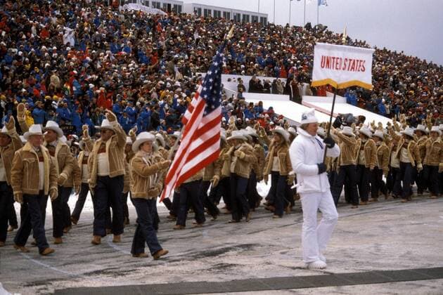 Einmarsch USA während der Eröffnungszeremonie der Olympischen Spiele 1980 in Lake Placid OS Winter Olympische Winterspiele 1980, Olympia, Olympiade, Spiele, Eröffnung, Eröffnungsfeier, Feier, Vdia Totale einlaufen, auflaufen Lake Placid