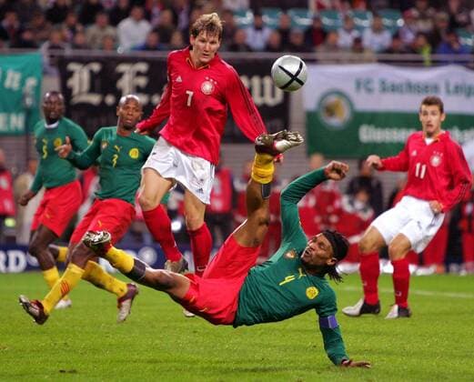 Rigobert Song (Kamerun, vorn) schlägt den Ball gerade noch rechtzeitig vor Bastian Schweinsteiger (Deutschland) weg Fußball Länderspiel Herren Länderspiel 2004, Freundschaftsspiel, Test, Testspiel, Nationalteam, Nationalmannschaft Gruppe Leipzig Dynamik,