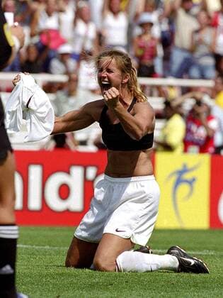 Brandi Chastain (USA) jubelt nach ihrem entscheidenden Elfmetertreffer und dem Titelgewinn im WM-Finale 1999 - PUBLISHING RIGHTS FOR GERMAN MEDIA ONLY Fußball WM Damen Weltmeisterschaft 1999, Länderspiel, Frauen, Frauenfußball, Nationalmannschaft, Nationalteam, Finale Einzelbild Endspiel Pasadena Begeisterung, Freude,