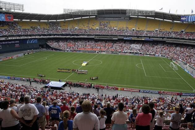 Beim Gruppenspiel während der Weltmeisterschaft der Frauen sind die Ränge im RFK Memorial Stadium nur halb gefüllt - PUBLISHING RIGHTS FOR GERMAN MEDIA ONLY Fußball WM Damen Weltmeisterschaft 2003, Länderspiel, Frauen, Frauenfußball, Nationalmannschaft, Nationalteam, Totale RFK Memorial Stadium Washington DC