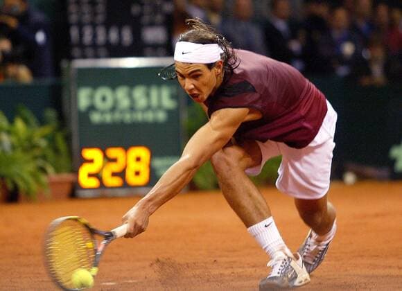 Rafael Nadal (Spanien) streckt sich nach dem Ball - PUBLISHING RIGHTS FOR GERMAN MEDIA ONLY Tennis Herren Davis Cup 2004, Daviscup, Daviscupteam, Finale, Endspiel, Sand, Sandplatz, Sandplatztennis, Vdig Einzelbild Sevilla Dynamik,
