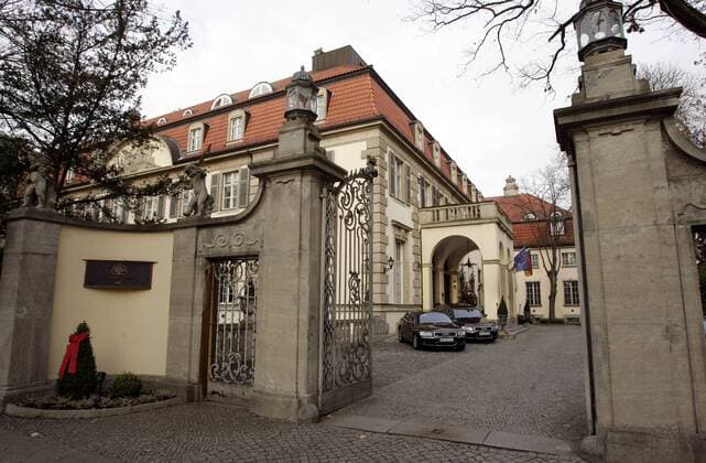 Das Tor zum Schlosshotel Vier Jahreszeiten im Grunewald - das mit fünf Sternen versehene Mannschaftsquartier der deutschen Nationalmannschaft während der WM 2006 Fußball WM Herren Mannschaftsunterkunft 2004, Vorschau Weltmeisterschaft 2006, Mannschaftsquartier, Mannschaftshotel Totale Nationalmannschaft, Nationalteam, Deutschland Berlin, Reise, Reisen, außen, Außenansicht