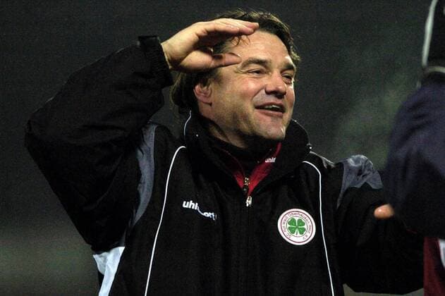 Fußball, Trainerhistorie, Rot-Weiß Oberhausen Trainer Eugen Hach (Oberhausen) jubelt Fußball 2. BL Herren Saison 2004 2005, Rot Weiß Oberhausen, RW, RWO, Weiss Einzelbild Oberhausen Freude,