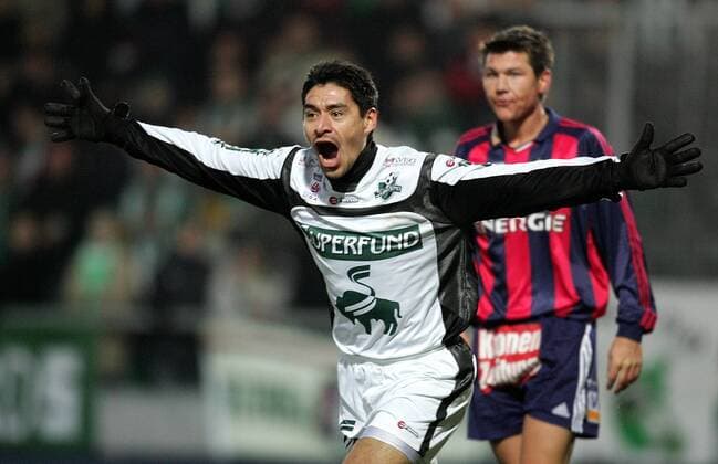 Torschütze Carlos Chaile (Pasching) feiert lautstark den 1:1-Ausgleich Fußball Herren tmobileBundesliga 2004 2005, 1. Österreichische Liga, SV Superfund Pasching - SK Rapid Wien 1:1, Einzelbild Pasching Begeisterung, Freude,