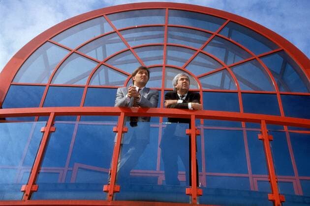 Pressesprecher Markus Hörwick (li.) und Präsident Dr. Fritz Scherer (beide Bayern) genießen die Aussicht vom Balkon der neuen Geschäftsstelle an der Säbener Straße Fußball 1. BL Herren Saison 1991 1992, FC Bayern München Gruppe München