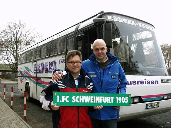 Trainer Rüdiger Mauder (li.) und Jens Schürer (beide Schweinfurt) vor dem Mannschaftsbus Fußball Herren Oberliga Bayern 2004 2005, Bayernliga, 4. Liga, 1. FC Schweinfurt 05, Vdig, Gruppe Bayreuth