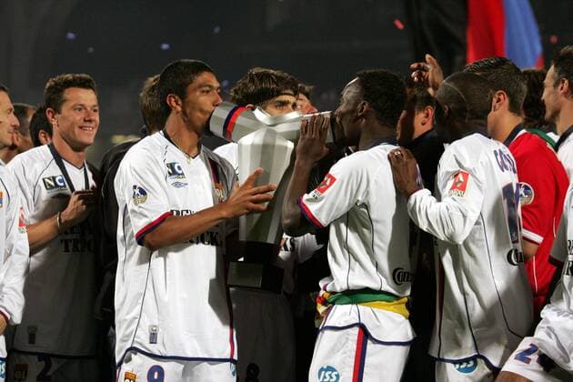 Giovane Elber (vorn li.) und Mickael Essien (beide Lyon) küssen den Meisterschaftspokal - NOT TO BE PUBLISHED IN JAPANESE MEDIA Fußball Herren Ligue Une 2003 2004, 1. Französische Liga, Olympique Lyonnais, OL, Französischer Meister, Vdig Gruppe Lyon Freude, Begeisterung,
