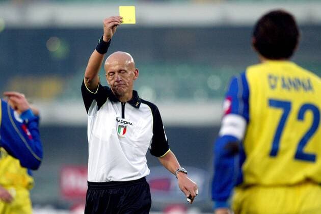 Schiedsrichter Pierluigi Collina (Italien) zeigt die gelbe Karte Fußball Herren Serie A 2004 2005, 1. Italienische Liga, AC Chievo Verona, Vdig Einzelbild Verona