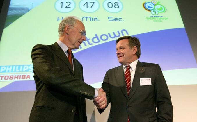 Die Deutsche Bahn wird bei der WM 2006 Nationaler Förderer, OK Präsident Franz Beckenbauer (li.) und Hartmut Mehdorn (Vorstandsvorsitzender Deutsche Bahn AG) - shake hands auf eine gute Zusammenarbeit Fußball WM Herren Vorschau 2004 Weltmeisterschaft 2006, Pressetermin, Funktionär, Funktionäre, Organisationskomitee Gruppe Berlin