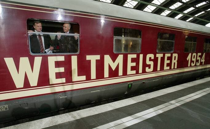 Die Deutsche Bahn wird bei der WM 2006 Nationaler Förderer, OK Präsident Franz Beckenbauer (re.) und Hartmut Mehdorn (Vorstandsvorsitzender Deutsche Bahn AG) schauen aus einem Waggon des Weltmeisterzuges von 1954 Fußball WM Herren Vorschau 2004 Weltmeisterschaft 2006, Pressetermin, Funktionär, Funktionäre, Organisationskomitee Gruppe Berlin