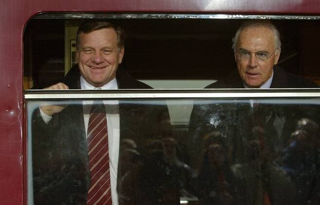 Die Deutsche Bahn wird bei der WM 2006 Nationaler Förderer, OK Präsident Franz Beckenbauer (re.) und Hartmut Mehdorn (Vorstandsvorsitzender Deutsche Bahn AG) schauen aus einem Waggonfenster Fußball WM Herren Vorschau 2004 Weltmeisterschaft 2006, Pressetermin, Funktionär, Funktionäre, Organisationskomitee Gruppe Berlin