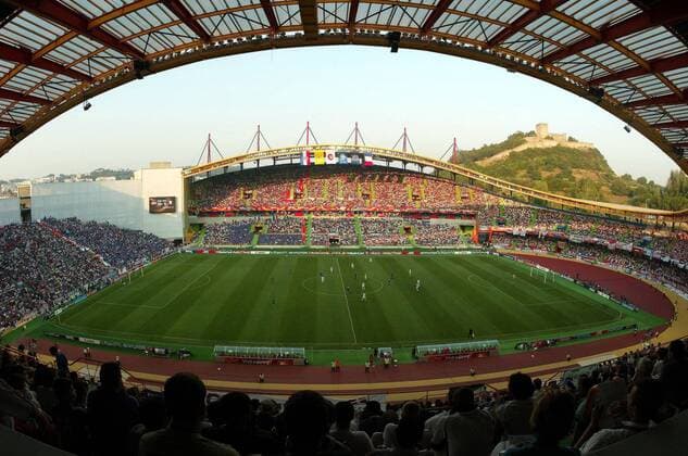 Das Estadio Dr. Magalhaes Pessoa in Leiria ist beim Spiel zwischen Kroatien und Frankreich ausverkauft Fußball EM Herren Euro 2004, Europameisterschaft, Länderspiel, Nationalmannschaft, Nationalteam, Gruppe B Totale Estadio Dr. Magalhaes Pessoa, pan6245 Leiria  