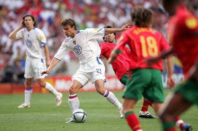 Aleksei Bugaev (Rußland, li.) setzt sich gegen Deco (Portugal) durch Fußball EM Herren Euro 2004, Europameisterschaft, Länderspiel, Nationalmannschaft, Nationalteam, Gruppe A Gruppe pan6226 Lissabon Dynamik,  