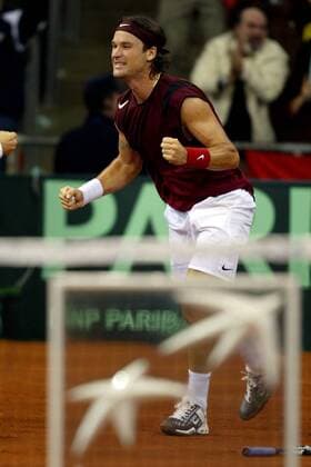 Carlos Moya (Spanien) - Siegesjubel - PUBLISHING RIGHTS FOR GERMAN MEDIA ONLY Tennis Herren Daviscup 2004, Davis Cup, Finale, Endspiel, Sand, Sandplatz, Sandplatztennis, Sandplatzturnier Einzelbild Sevilla Freude, Begeisterung,