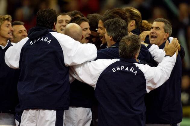 Schlußjubel Spanien - der Daviscup ist gewonnen - PUBLISHING RIGHTS FOR GERMAN MEDIA ONLY Tennis Herren Daviscup 2004, Davis Cup, Finale, Endspiel, Totale Sevilla Freude, Begeisterung,