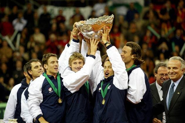 Sieger Spanien präsentiert den Daviscup, v. re.: Carlos Moya, Teamkapitän Jordi Arrese, Juan Carlos Ferrero und Tommy Robredo - PUBLISHING RIGHTS FOR GERMAN MEDIA ONLY Tennis Herren Daviscup 2004, Davis Cup, Finale, Endspiel, Gruppe Sevilla Freude, Begeisterung,