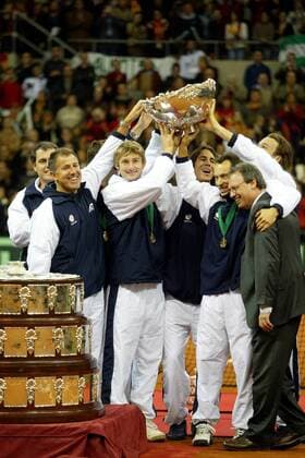 Daviscup Sieger Spanien präsentiert den Pokal, v. li.: Teamkapitäne Jose Perlas und Juan Avendano, Juan Carlos Ferrero, Rafael Nadal und Teamkapitän Jordi Arrese - PUBLISHING RIGHTS FOR GERMAN MEDIA ONLY Tennis Herren Daviscup 2004, Davis Cup, Finale, Endspiel, Gruppe Sevilla Freude, Begeisterung,