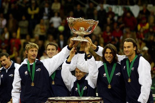 Daviscup Sieger Spanien, v. li.: Juan Carlos Ferrero, Tommy Robredo, Teamkapitän Jordi Arrese, Rafael Nadal, Carlos Moya - PUBLISHING RIGHTS FOR GERMAN MEDIA ONLY Tennis Herren Daviscup 2004, Davis Cup, Finale, Endspiel, Gruppe Sevilla Freude,