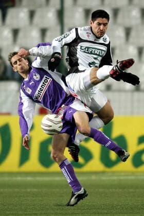 Ernst Öbster (Salzburg, li.) gegen Carlos Chaile (Pasching) Fußball Herren tmobileBundesliga 2004 2005, SV Wüstenrot Salzburg - FC Superfund Pasching 0:1, Vdig Gruppe Wals Siezenheim Dynamik, Kampf,