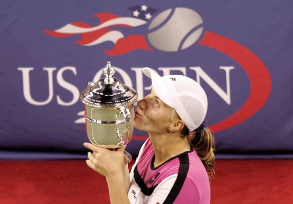 Svetlana Kuznetsova (Rußland) küsst stolz die Trophäe der US Open 2004 - PUBLISHING RIGHTS FOR GERMAN MEDIA ONLY Tennis Damen US Open 2004, Grand Slam, WTA Tour, close Einzelbild Flushing Meadow, Meadows New York Freude,