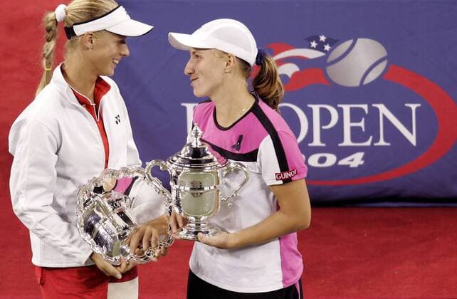 Tennis, US Open Damen Finale 2004, Svetlana Kuznetsova - Elena Dementieva Siegerin Svetlana Kuznetsova (re.) und Elena Dementieva (beide Rußland) mit ihren Trophäen - PUBLISHING RIGHTS FOR GERMAN MEDIA ONLY Tennis Damen US Open 2004, Grand Slam, WTA Tour Gruppe Flushing Meadow, Meadows New York