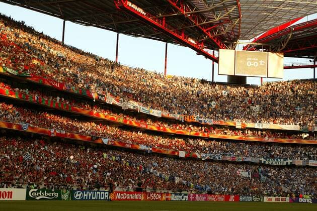 Fußball, EM Finale 2004 in Lissabon, Portugal - Griechenland 0:1 Portugiesische und griechische Fans im Estadio da Luz, zwischen beiden Teams steht es im EM Finale immer noch 0:0 - NOT TO BE PUBLISHED IN JAPANESE MEDIA Fußball EM Herren Euro 2004, Europameisterschaft, Länderspiel, Nationalmannschaft, Nationalteam, Finale, Endspiel Totale Estadio da Luz Lissabon
