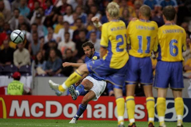 Alessandro del Piero (Italien) zirkelt den Ball um die schwedische Freistoßmauer - NOT TO BE PUBLISHED IN JAPANESE MEDIA Fußball EM Herren Euro 2004, Europameisterschaft, Länderspiel, Nationalmannschaft, Nationalteam, Gruppe C Gruppe Porto Dynamik,