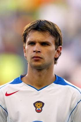 Aleksei Bugaev (Rußland) - Nationalhymne - PUBLISHING RIGHTS FOR GERMAN MEDIA ONLY Fußball EM Herren Euro 2004, Europameisterschaft, Länderspiel, Nationalmannschaft, Nationalteam, Nationaltrikot, Vdig Porträt Faro-Loule