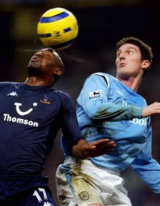 Noe Pamarot (Tottenham Hotspur, li.) gegen Jonathan Macken (Manchester City) Fußball Herren English Premier League 2004 2005, 1. Englische Liga, Manchester City - Tottenham Hotspurs 0:1, Spurs Gruppe Manchester Kampf, Dynamik,
