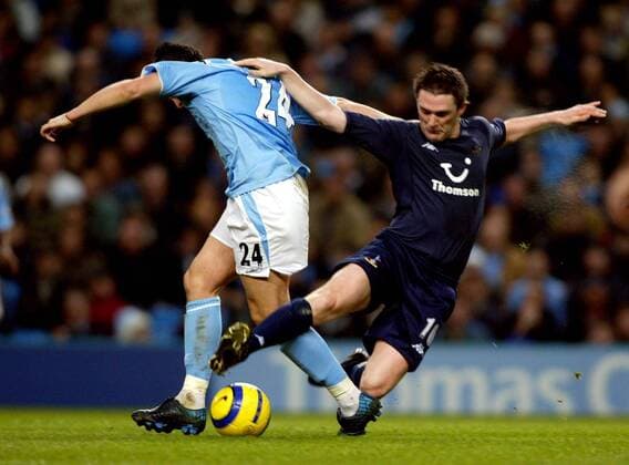 Joey Barton (Manchester City, li.) gegen Robbie Keane (Tottenham Hotspur) Fußball Herren English Premier League 2004 2005, 1. Englische Liga, Manchester City - Tottenham Hotspurs 0:1, Spurs Gruppe Manchester Dynamik, Kampf,