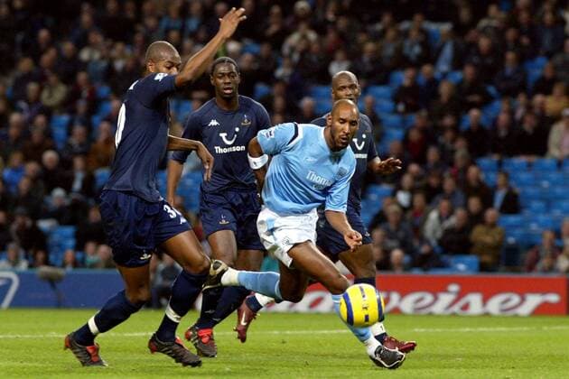 Nicolas Anelka (Manchester City, re.) gegen Anthony Gardner (Tottenham Hotspur) Fußball Herren English Premier League 2004 2005, 1. Englische Liga, Manchester City - Tottenham Hotspurs 0:1, Spurs Gruppe Manchester Dynamik,
