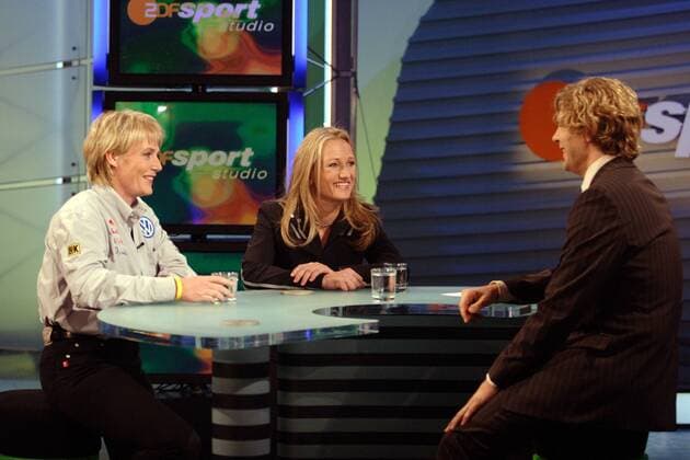 Jutta Kleinschmidt (Volkswagen, li.) und Andrea Mayer (Mitsubishi) im Gespräch mit Moderator Michael Steinbrecher Motorsport Damen ZDF Sportstudio 2004, Sendung, Fernsehsendung, Sportsendung, Vdig Gruppe Mainz
