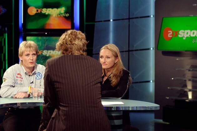 Jutta Kleinschmidt (Volkswagen, li.) und Andrea Mayer (Mitsubishi) im Gespräch mit Moderator Michael Steinbrecher Motorsport Damen ZDF Sportstudio 2004, Sendung, Fernsehsendung, Sportsendung, Vdig Gruppe Mainz