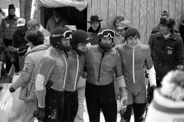 Der DDR I Viererbob mit (v.re.) Hans Jürgen Gerhardt, Meinhard Nehmer, Bogdan Musiol und Bernhard Germeshausen freut sich über seinen Olympiasieg Bobsport OS Winter Herren Olympische Winterspiele 1980, Olympia, Olympiade, Spiele, Bob, Vierer, Viererbob, 4er, Vsw, Vneg Gruppe Lake Placid Freude,