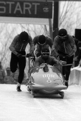 Bobpilot Meinhard Nehmer, Bogdan Musiol, Bernhard Germeshausen und Hans Jürgen Gerhardt (DDR I) am Start Bobsport OS Winter Herren Olympische Winterspiele 1980, Olympia, Olympiade, Spiele, Bob, Vierer, Viererbob, 4er, Vsw, Vneg Gruppe Lake Placid